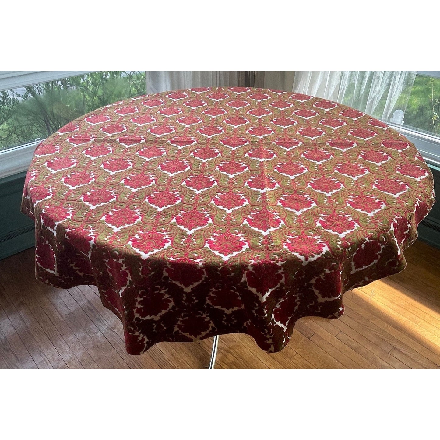 Vintage 50s ciselé velvet area rug, olive green and hot pink damask pattern, velours oval carpet