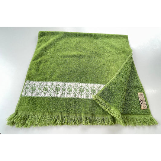 Vintage 80s small bath towel, Kelly green, embroidered floral, fringed, Caldwell