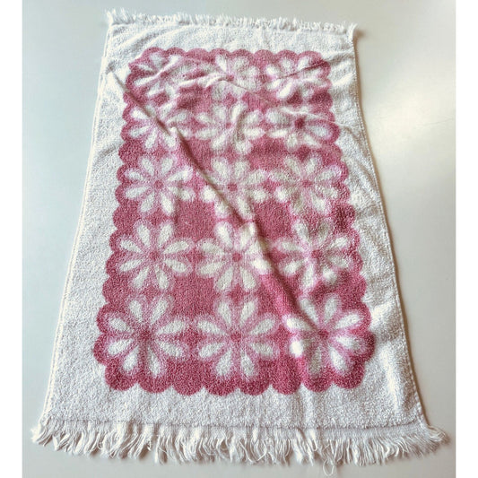 Vintage 70s hand towel, pink & white large daisies
