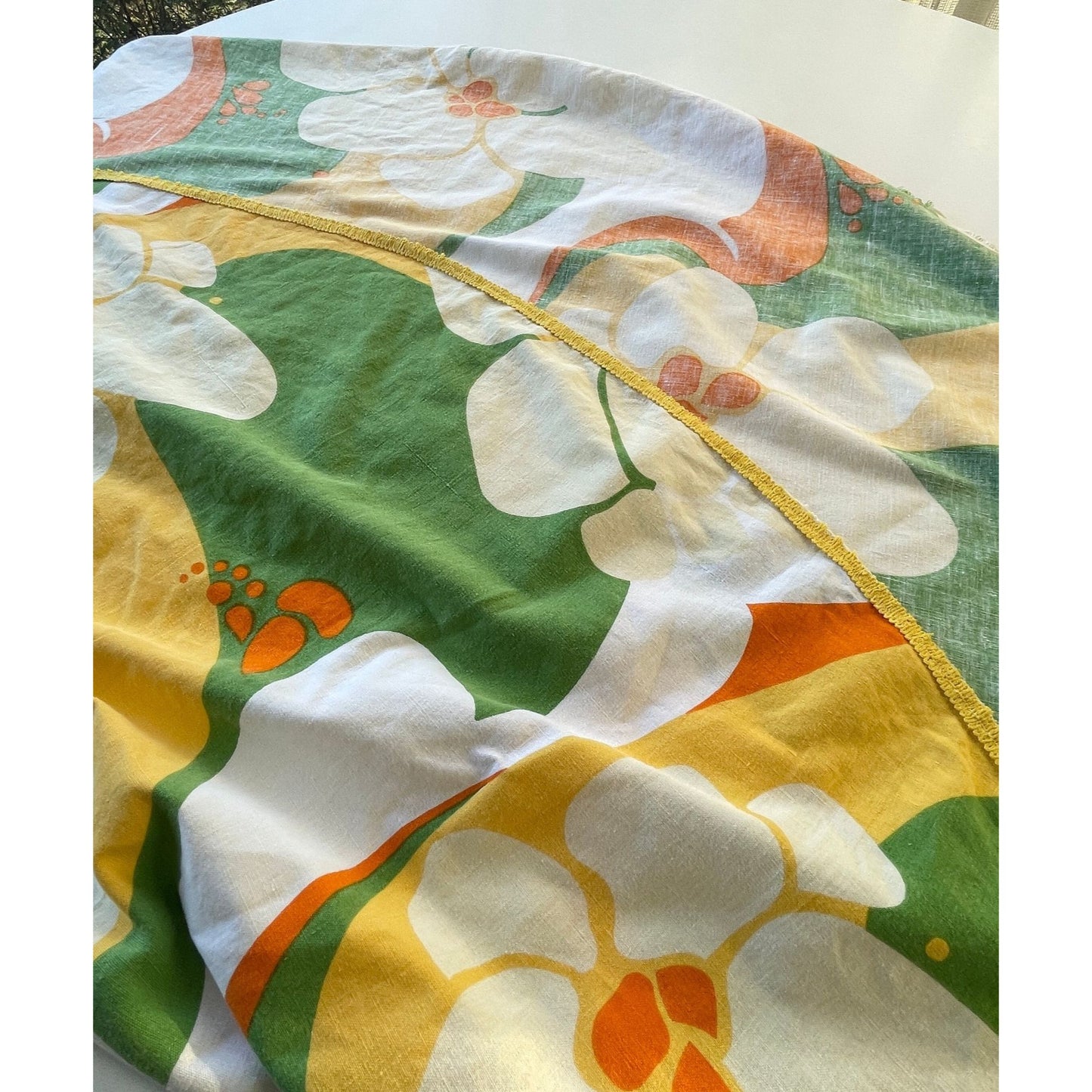 Vintage 70s round floral tablecloth, 59"