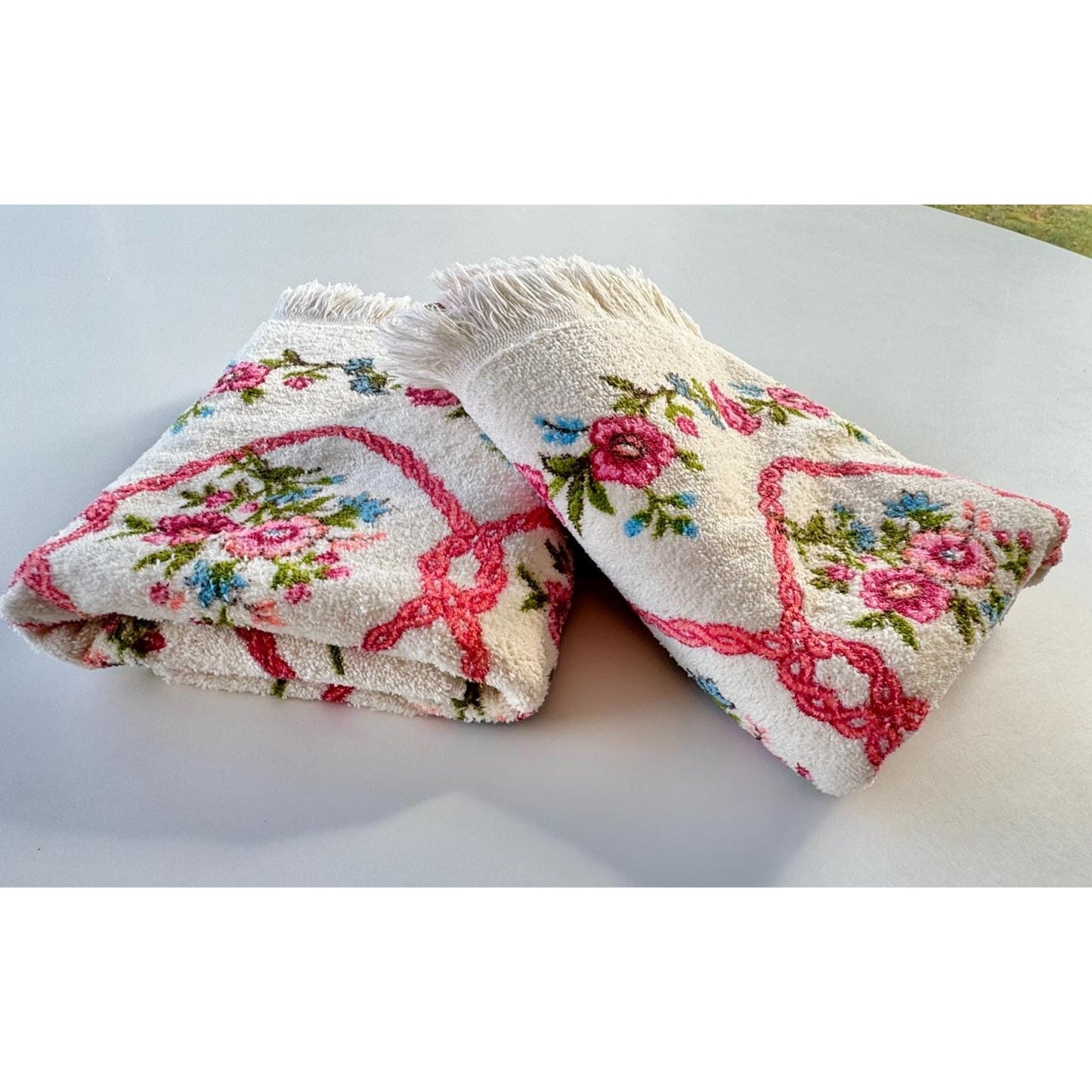 Vintage 70s bath towel, pink floral arabesques