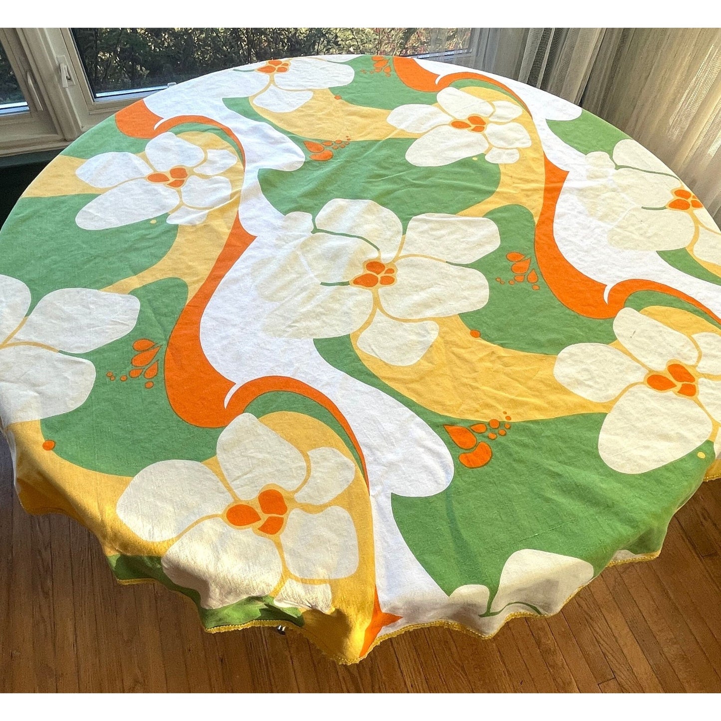 Vintage 70s round floral tablecloth, 59"