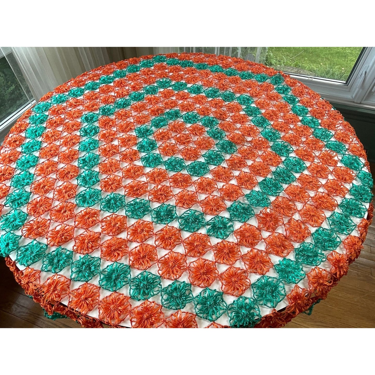 Vintage 70s crocheted raffia flowers round tablecloth